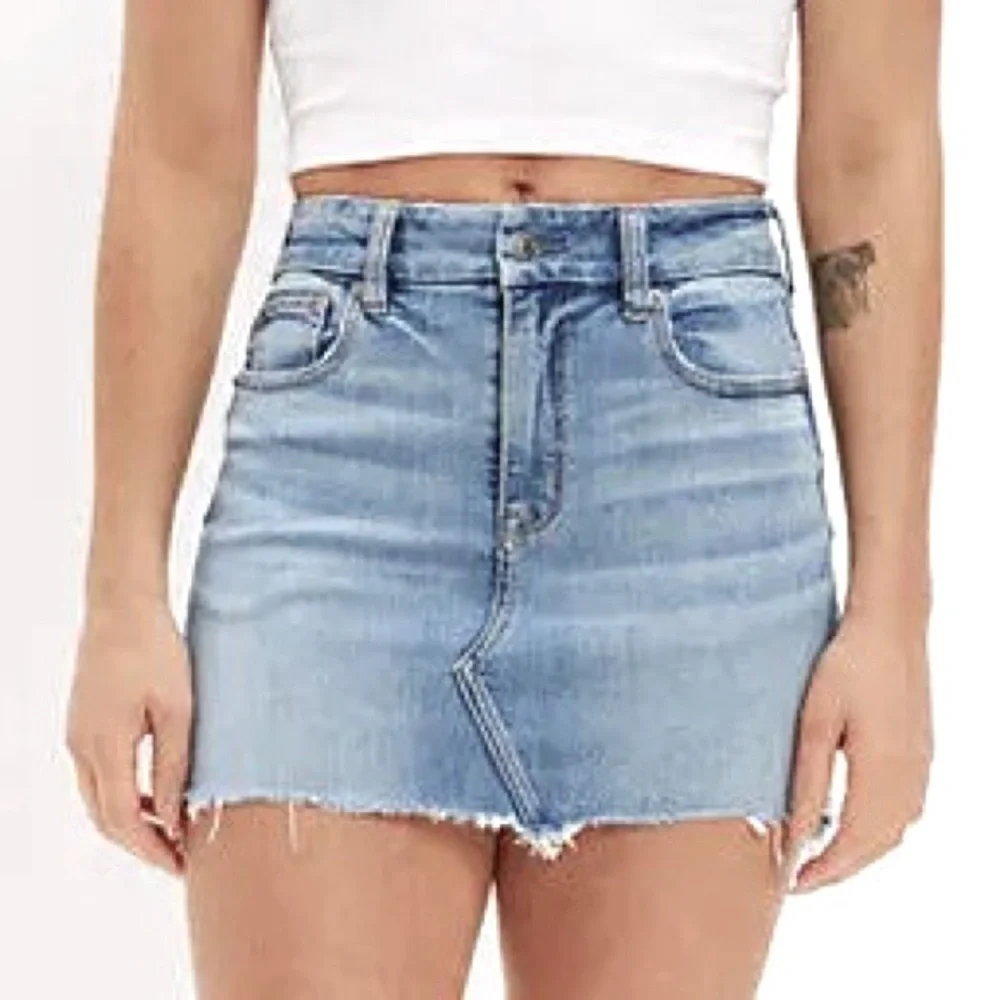 AE Mid Rise Curvy Denim Mini Skirt Size 8 W/Fringe Hem Button-Fly Light Wash
